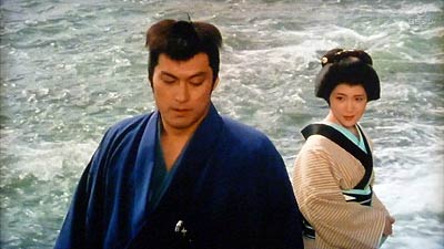 元気がないのは、お信乃ちゃんのせいかと的外れな質問をする蔦吉(若村麻由美)に「まぁな」と曖昧な答えをする斬九郎