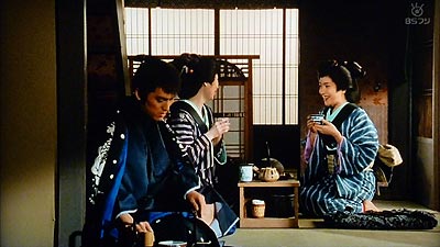 不満をぐずぐず言い続ける斬九郎と笑う蔦吉