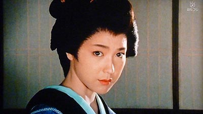 見張りを頼まれた女が行方知れずだという蔦吉（若村麻由美）