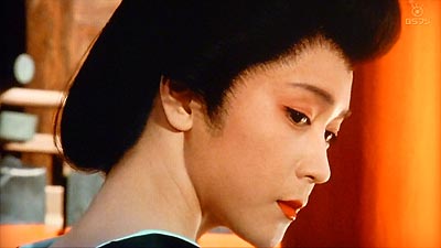 怪しげな駕籠を振り返って肩越しにそれとなく伺う蔦吉(若村麻由美)