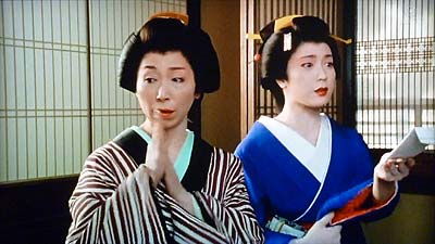 麻佐女の手紙を押しつけられ、慌てて斬九郎に渡そうとする蔦吉