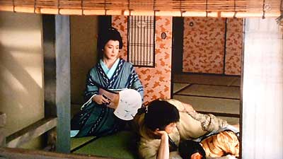 斬九郎が八重に添い寝しているのを団扇で扇いであげている蔦吉(若村麻由美)