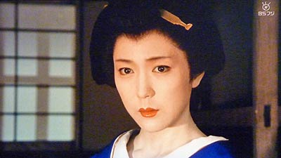 勝田の妻の悲運を聞き、目に涙を滲ませる蔦吉